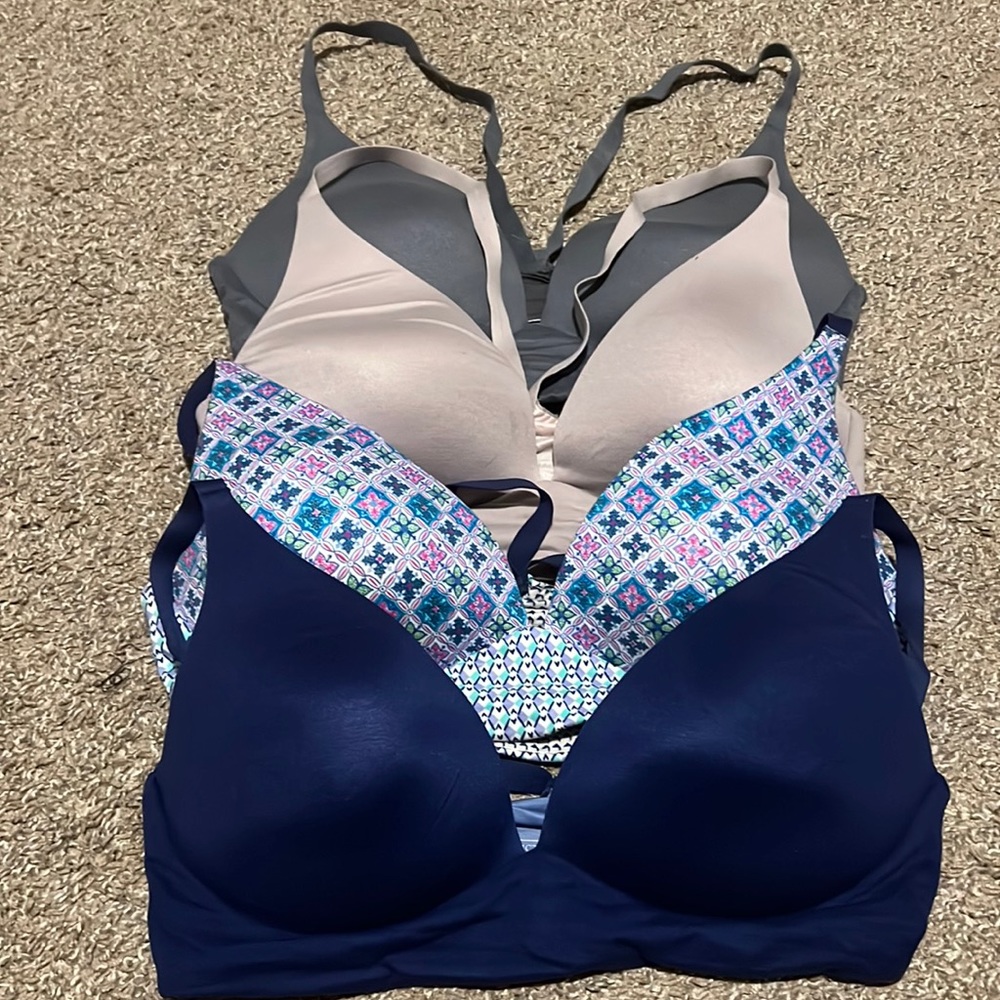 Four 34D Victoria’s Secret lightly lined plunge bras